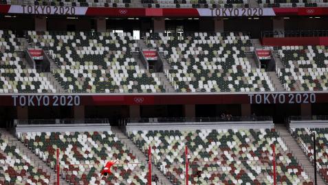 Gradas vacías en el Estadio Olímpico de Tokio durante el salto de pértiga, este sábado 31 de julio