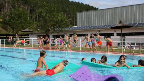 Participantes esta semana en uno de los campamentos de verano organizados por el consistorio de Esteribar, en la piscina en Zubiri