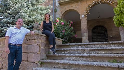 El alcalde Ja vier Senosiáin Paternáin y Arantxa Hurtado Altarriba, junto a la iglesia del concejo de Mendaza