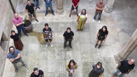 Los participantes en el aula de teatro, durante un descanso en el patio de la casa de cultura. Se quitaron la mascarilla para la foto