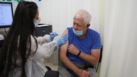 Israel vacuna Un hombre mayor de 60 años recibe la tercera dosis de la vacuna en Jerusalén