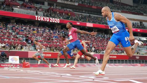 El italiano Lamont Marcell Jacobs cruza la meta para conseguir el oro