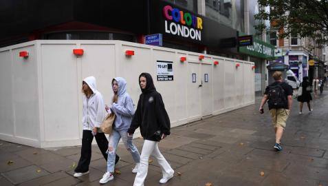 Unas jóvenes pasean por las calles de Londres