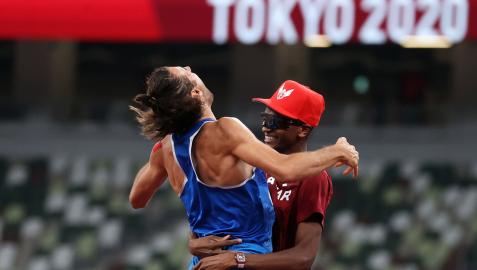 El italiano Gianmarco Tamberi y el catarí Essa Mutaz Barshim celebran su oro compartido en altura