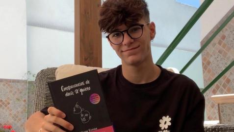 El escritor de 16 años Manu Erena, autor de 'Consecuencias de decir te quiero'