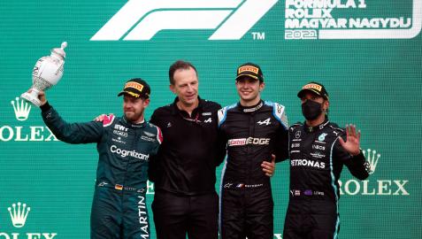 Podio del Gran Premio de Hungría con Esteban Ocon (Alpine) primero, Sebastian Vettel (Aston Martin) segundo y Lewis Hamilton (Mercedes), tercero