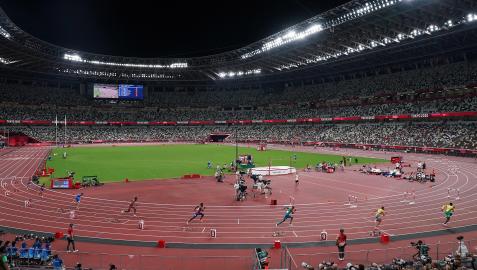 Los atletas de una serie de 800 metros toman la salida en el Estadio Olímpico de Tokio