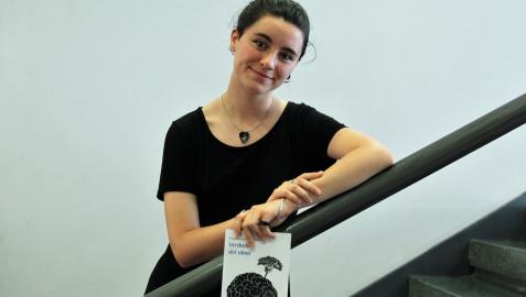 Amaia Irigoyen Lassa posa junto a su nuevo libro, Verdades del alma, en una presentación en la Casa de la Juventud de Pamplona