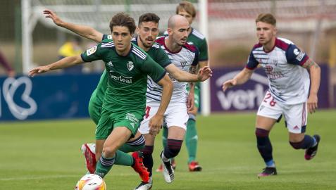 Javi Martínez conduce el balón anteayer contra el Mirandés