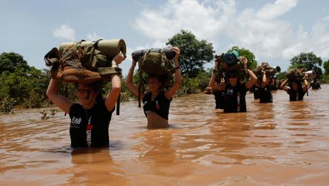 Rumbo a la libertad Republica Dominicana Los jóvenes expedicionarios atraviesan un río en África, en una de las últimas ediciones de España Rumbo al Sur