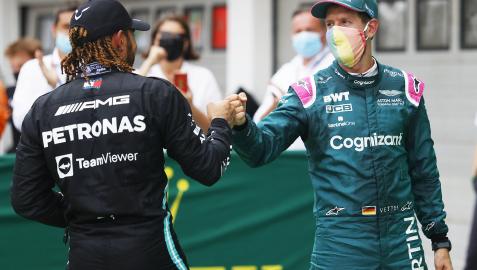 Lewis Hamilton y Sebastian Vettel se saludan al finalizar el GP de Hungría