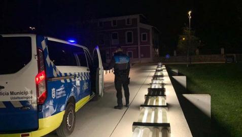 Un vehículo y un agente de la Policía Municipal La Policía Municipal de Pamplona realizó durante el fin de semana 188 intervenciones