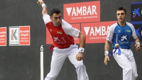 Erik Jaka golpea a una pelota en presencia de Peña II ayer por la tarde en Oñate.