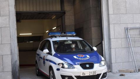 Un coche patrulla de la Ertzaintza abandona los juzgados de Durango (Bizkaia)
