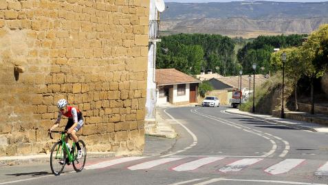 Un ciclista transita por la carretera de Mélida. La mejora de la pavimentación es uno de los próximos proyectos del ayuntamiento Un ciclista transita por la carretera de Mélida. La mejora de la pavimentación es uno de los próximos proyectos del ayuntamiento