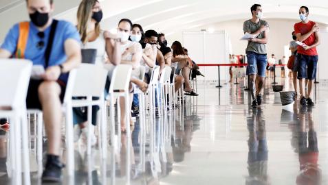 Varias personas esperan tras ser vacunadas en la Ciudad de las Artes y las Ciencias de Valencia