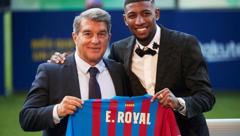 El presidente del FC Barcelona, Joan Laporta, junto a Emerson Royal durante la presentación del futbolista