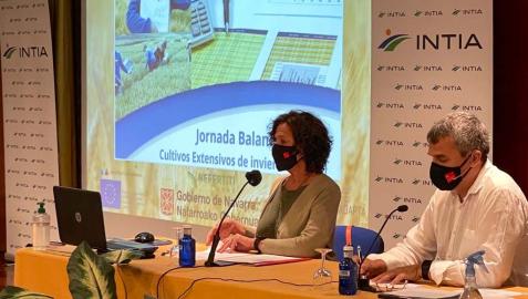La consejera Itziar Gómez y Jesús Goñi, coordinador de Experimentación de INTIA, en el transcurso de la jornada