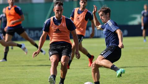 Unai García intenta un pase de Iñigo Pérez en el entrenamiento de ayerº