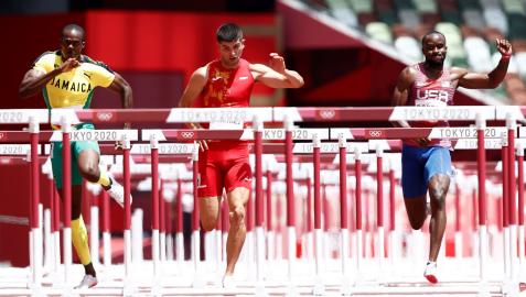 Asier Martínez durante la carrera de las semifinales de 110 m vallas masculino de los Juegos Olímpicos de Tokio