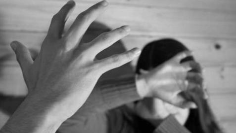 Violencia de género Una mujer se protege ante una amenaza