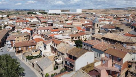Vista aérea de Fustiñana con la iglesia de Nuestra Señora de la Asunción a la derecha y parte de la Bardena Negra al fondo