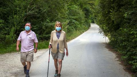 EtxarriAranatz Sabino Garmendia Mauleón y su mujer, Esperanza Peralbo Olmo, en un paseo abrazado por un entorno natural cautivador