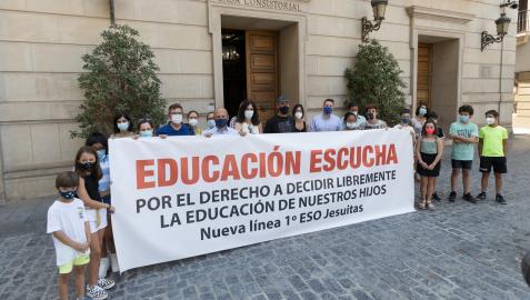 Familias que piden una línea más en Jesuitas, en una concentración ante el Ayuntamiento