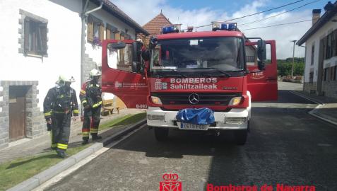 Bomberos de Navarra, durante la intervención en Espinal