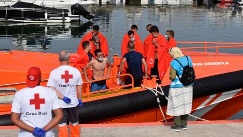 Imagen de archivo del rescate de varios inmigrantes llegados en patera a Gibraltar.