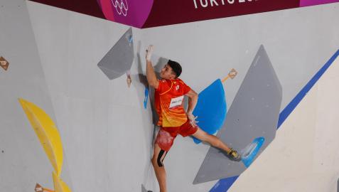 El español Alberto Ginés durante la prueba de escalada en bloque o búlder en los Juegos Olímpicos de Tokio 2020