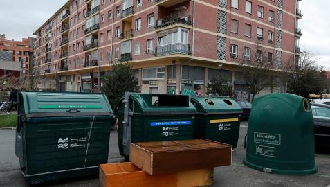 Muebles abandonados junto a un grupo de contenedores, este año en Pamplona