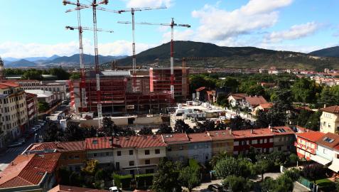 Imagen del avance de las obras desde la avenida Baja Navarra, con las tres primeras torres sumando alturas
