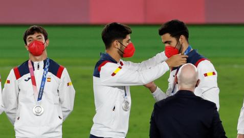 Marco Asensio le entrega a Mikel Merino la medalla de plata