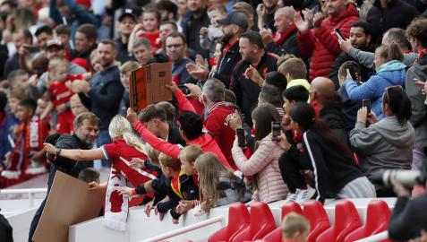 Klopp se acerc a saludar a los espectadores ayer en Anfield