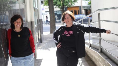 Beatriz de Lucas, técnica de Incidencia de Cear-Euskadi, y Amanda Andrades, periodista y autora del libro, en Pamplona