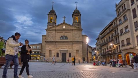Varias personas pasean por la Plaza de los Fueros de Estella