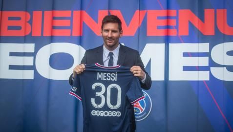 Lionel Messi posa con la camiseta del PSG.