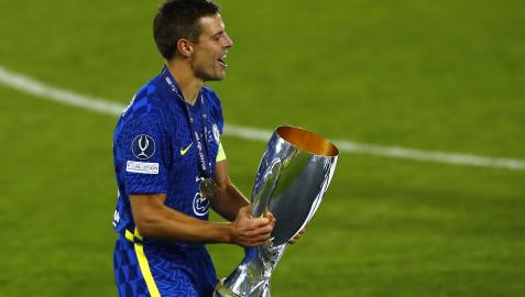 César Azpilicueta se prepara para levantar la Supercopa de Europa, que logró el pasado miércoles ante el Villarreal César Azpilicueta se prepara para levantar la Supercopa de Europa, que logró el pasado miércoles ante el Villarreal