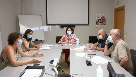 De izquierda a derecha, la directora-gerente de la ANADP, Inés Francés; la subdirectora de Valoración y Servicios, Olga Sala; la consejera Maeztu, el director de Atención Primaria de Salud, Manuel Carpintero, y el director general de salud, Carlos Artundo, en la reunión de este mediodía
