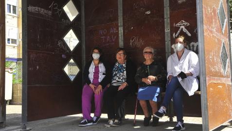 La trabajadora social Estíbaliz Gómez, Alicia Macua, Concha León y Jaqueline Maestre, directora de la residencia de Artajona, en la parada de autobús cercana