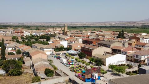 Vista aérea de la localidad ribera de Buñuel, con las ferias en el centro y la parroquia de Santa Ana al fondo Vista aérea de la localidad ribera de Buñuel, con las ferias en el centro y la parroquia de Santa Ana al fondo