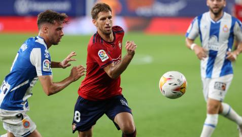 Darko se lleva el balón ante el jugador del Espanyol Javi Puado.