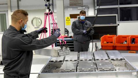 Un operario trabaja en el montaje de un paquete de celdas de batería para un modelo Volkswagen