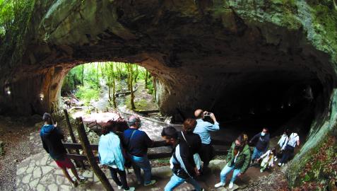 Aspecto de la bajada a las cuevas de Zugarramurdi ayer. Los turistas aprovechan esta época para acudir a uno de los lugares más visitados de la comunidad