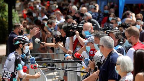 Mikel Nieve El español Mikel Nieve, del equipo BikeExchange, atiende a los periodistas en la salida de la sexta etapa de La Vuelta a España