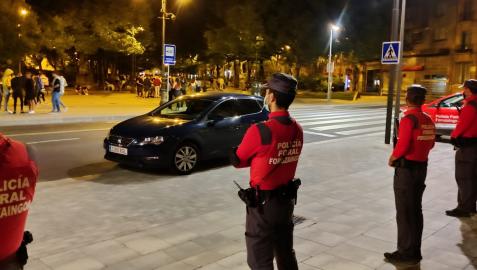 Policía Foral Policía foral en las inmediaciones del Parlamento, donde también se produjeron lanzamientos de objetos a las patrullas