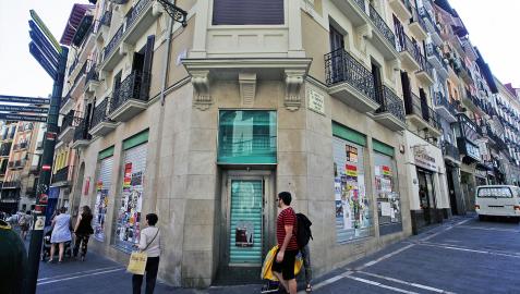 Imagen de varias personas en la calle Mercaderes de Pamplona.