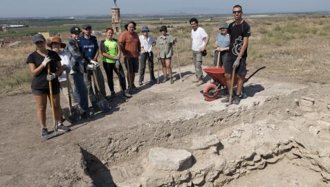 Varios de los alumnos participantes en las excavaciones, junto a los directores Óscar Sola -6º por la izda.- y Jesús Lorenzo -3º por la dcha.-
