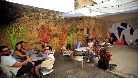 Miembros y de la junta y socios de la Sociedad Valdorba en el patio interior del edificio que alberga la sede de la sociedad el pasado viernes Miembros y de la junta y socios de la Sociedad Valdorba en el patio interior del edificio que alberga la sede de la sociedad el pasado viernes